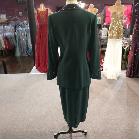 Formal skirt suit - Picture 2 of 9